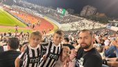 ЦРНО-БЕЛА МЛАДОСТ: Партизан бодрила и навијачица стара свега 53 дана (ФОТО) ЦРНО-БЕЛА МЛАДОСТ: Партизан бодрила и навијачица стара свега 53 дана (ФОТО)