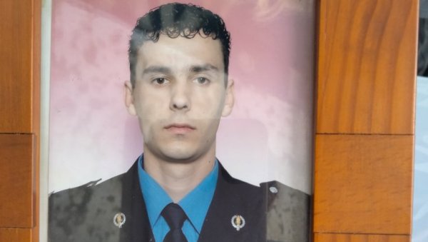 ЖИВЕЛА САМ ЗА ЊЕГА, ПОНОСИЛА СЕ ЊИМЕ: Туга и мук у дому погинулог полицајца у Руменци (ФОТО) ЖИВЕЛА САМ ЗА ЊЕГА, ПОНОСИЛА СЕ ЊИМЕ: Туга и мук у дому погинулог полицајца у Руменци (ФОТО)