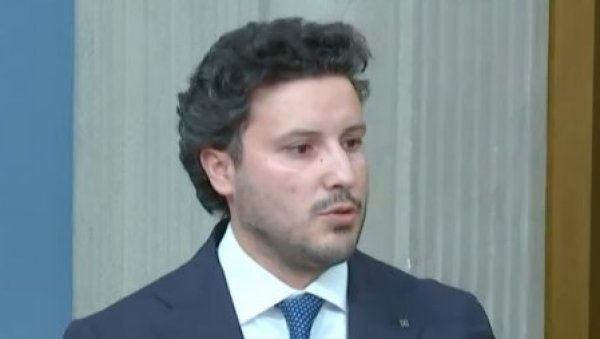 РЕАКЦИЈЕ НА ПАД ЦРНОГОРСКЕ ВЛАДЕ: Ко другоме јаму копа, сам у њу упада РЕАКЦИЈЕ НА ПАД ЦРНОГОРСКЕ ВЛАДЕ: Ко другоме јаму копа, сам у њу упада