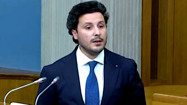 ОГЛАСИО СЕ АБАЗОВИЋ ПОСЛЕ ПАДА ВЛАДЕ: Од данас овом државом владаће или криминалци, или грађани ОГЛАСИО СЕ АБАЗОВИЋ ПОСЛЕ ПАДА ВЛАДЕ: Од данас овом државом владаће или криминалци, или грађани