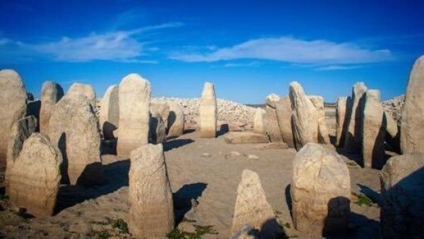 И ШПАНИЈА ИМА СТОУНХЕНЏ: Необично постављено огромно камење изронило из језера после суше И ШПАНИЈА ИМА СТОУНХЕНЏ: Необично постављено огромно камење изронило из језера после суше