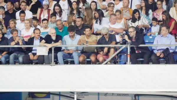 СРБИЈА ТИ СЕ КЛАЊА: Новак Ђоковић поново показао какав је патриота! Шест величанствених се опраштају уз његово тениско височанство СРБИЈА ТИ СЕ КЛАЊА: Новак Ђоковић поново показао какав је патриота! Шест величанствених се опраштају уз његово тениско височанство