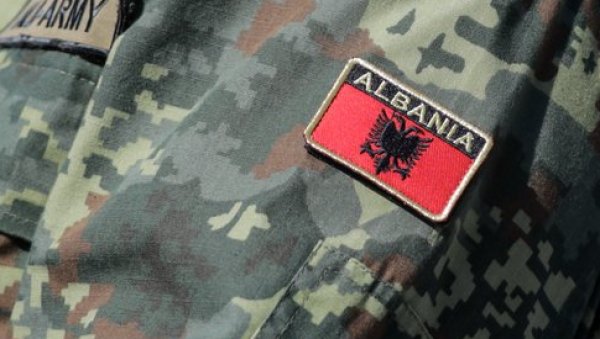 ШТА ЋЕ БИТИ СА УХАПШЕНИМ РУСИМА И УКРАЈИНЦЕМ? Фотографисали војни објекат у Албанији, прети им дугогодишња робија ШТА ЋЕ БИТИ СА УХАПШЕНИМ РУСИМА И УКРАЈИНЦЕМ? Фотографисали војни објекат у Албанији, прети им дугогодишња робија