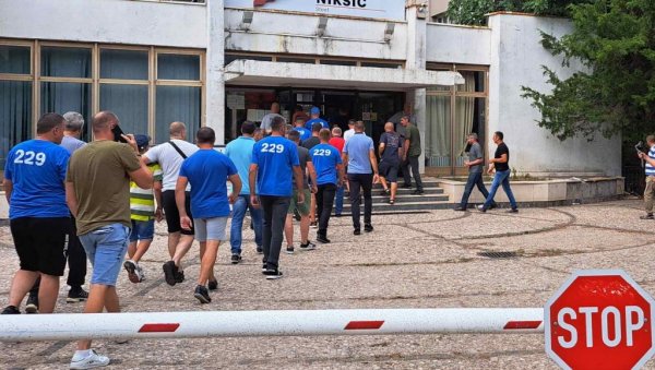 БИРО РАДА НИЈЕ ОПЦИЈА: Радници никшићке Железаре штрајкују већ десет дана БИРО РАДА НИЈЕ ОПЦИЈА: Радници никшићке Железаре штрајкују већ десет дана