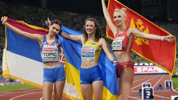 ОВА НАША КОКОШКА СА ЗАСТАВЕ: Црногорка изазвала гнев нација и шокирала регион (ВИДЕО) ОВА НАША КОКОШКА СА ЗАСТАВЕ: Црногорка изазвала гнев нација и шокирала регион (ВИДЕО)