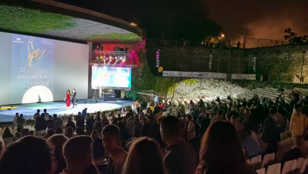 СВЕТСКА ПРЕМИЈЕРА ВУЧЈИХ БОБИЦА: Друге вечери 57. глумачких свечаности Филмски сусрети приказано дело у режији Сретена Јовановића СВЕТСКА ПРЕМИЈЕРА ВУЧЈИХ БОБИЦА: Друге вечери 57. глумачких свечаности Филмски сусрети приказано дело у режији Сретена Јовановића