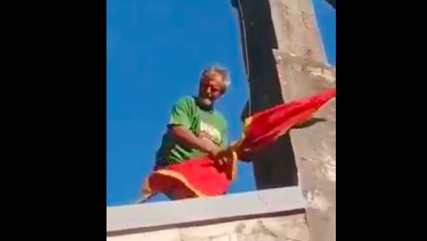 НЕЋУ ДА ЈЕ УНИШТАВАМ, АЛ ОВО ЈЕ ЗЛО ШТО РАДЕ: Грађани скидају црногорске заставе са цркава (ВИДЕО) НЕЋУ ДА ЈЕ УНИШТАВАМ, АЛ ОВО ЈЕ ЗЛО ШТО РАДЕ: Грађани скидају црногорске заставе са цркава (ВИДЕО)