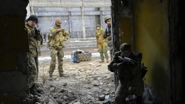 РУСИ НЕ ЖУРЕ ЈЕР ЧУВАЈУ ЖИВОТЕ СВОЈИХ ВОЈНИКА: У Москви све чешће постављају питање када ће њихове снаге преузети контролу над Донбасом РУСИ НЕ ЖУРЕ ЈЕР ЧУВАЈУ ЖИВОТЕ СВОЈИХ ВОЈНИКА: У Москви све чешће постављају питање када ће њихове снаге преузети контролу над Донбасом