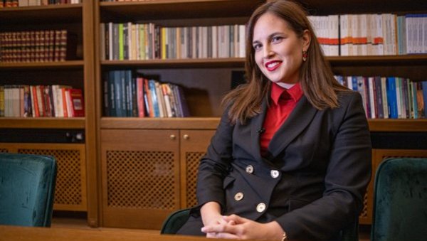 ОНА ЈЕ НАЈМЛАЂА МИНИСТАРКА У ВЛАДИ: Ево ко је Сара Павков која је предложена за нову министарску за заштиту животне средине ОНА ЈЕ НАЈМЛАЂА МИНИСТАРКА У ВЛАДИ: Ево ко је Сара Павков која је предложена за нову министарску за заштиту животне средине