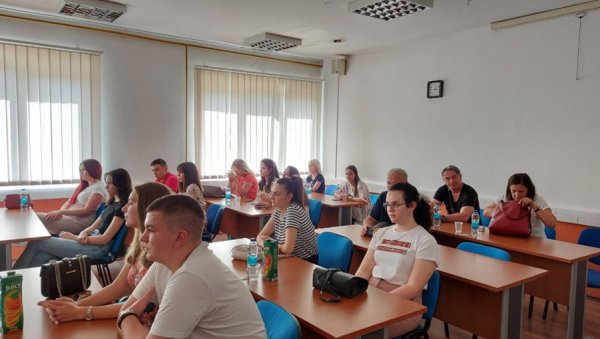 СТИПЕНДИЈЕ ЗА НАЈБОЉЕ: Уговоре са Општином Источна Илиџа потписало 22 успешних студената и ученика СТИПЕНДИЈЕ ЗА НАЈБОЉЕ: Уговоре са Општином Источна Илиџа потписало 22 успешних студената и ученика