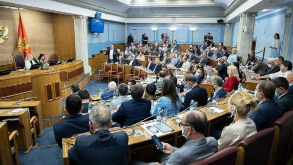 ВЛАДУ ПРАВЕ БИЛЧИК, ЛАЈЧАК И ПИЦУЛА: Након пада Абазовића, компликовану ситуацију у Црној Гори отежава и утицај страног фактора ВЛАДУ ПРАВЕ БИЛЧИК, ЛАЈЧАК И ПИЦУЛА: Након пада Абазовића, компликовану ситуацију у Црној Гори отежава и утицај страног фактора