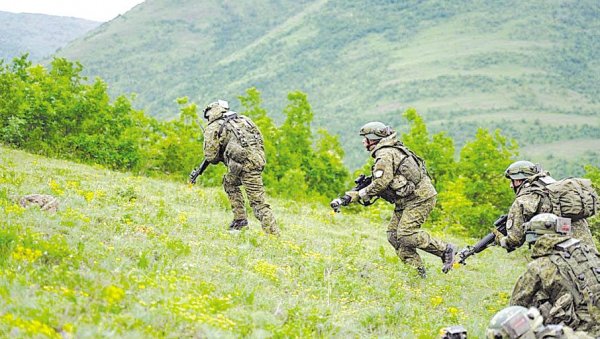 КФОР ВЕЖБА КУРТИЈЕВУ ВОЈСКУ ЗА НАПАДЕ: Припадници КФОРА и безбедносне снаге тзв. Косова тренирали разбијање демонстрација КФОР ВЕЖБА КУРТИЈЕВУ ВОЈСКУ ЗА НАПАДЕ: Припадници КФОРА и безбедносне снаге тзв. Косова тренирали разбијање демонстрација
