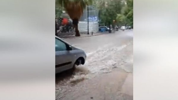 САРТИ ПОД ВОДОМ: Снимци снажног невремена које је погодило Грчку (ВИДЕО) САРТИ ПОД ВОДОМ: Снимци снажног невремена које је погодило Грчку (ВИДЕО)