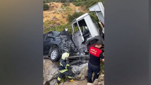 (УЗНЕМИРУЈУЋИ ВИДЕО) ПОЗНАТИ ПЕВАЧ ДОЖИВЕО САОБРАЋАЈНУ НЕСРЕЋУ: Минибус се сударио са камионом, ватрогасци извлачили Ибрахима из возила (УЗНЕМИРУЈУЋИ ВИДЕО) ПОЗНАТИ ПЕВАЧ ДОЖИВЕО САОБРАЋАЈНУ НЕСРЕЋУ: Минибус се сударио са камионом, ватрогасци извлачили Ибрахима из возила