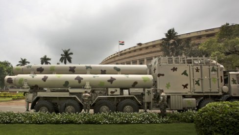 INDIJA KINI LUPILA ŠAMAR: Filipinima isporučene protivbrodske krstareće rakete „brahmos“ dometa 290 km! (VIDEO) INDIJA KINI LUPILA ŠAMAR: Filipinima isporučene protivbrodske krstareće rakete „brahmos“ dometa 290 km! (VIDEO)
