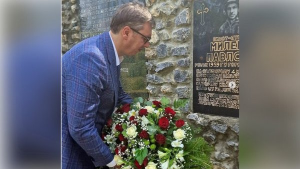 ПОКОЛЕЊА ЋЕ ПАМТИТИ ЊЕГОВУ НЕСЕБИЧНУ ЖРТВУ: Председник Вучић положио венац на спомен-плочу хероја пилота Миленка Павловића ПОКОЛЕЊА ЋЕ ПАМТИТИ ЊЕГОВУ НЕСЕБИЧНУ ЖРТВУ: Председник Вучић положио венац на спомен-плочу хероја пилота Миленка Павловића
