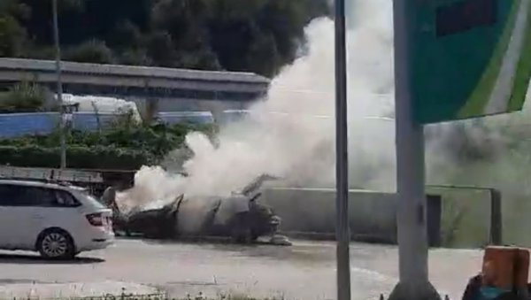 ИЗГОРЕО АУТОМОБИЛ У НОВОЈ ВАРОШИ: Ватра је захватила аутомобил на предњем делу, а потом се проширила на цела кола ИЗГОРЕО АУТОМОБИЛ У НОВОЈ ВАРОШИ: Ватра је захватила аутомобил на предњем делу, а потом се проширила на цела кола