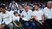 ПРВИ ПУТ С ОЦЕМ НА КОШАРКАШКИ МЕЧ: За Србију у Арени навијао и Стефан Ђоковић (ФОТО) ПРВИ ПУТ С ОЦЕМ НА КОШАРКАШКИ МЕЧ: За Србију у Арени навијао и Стефан Ђоковић (ФОТО)