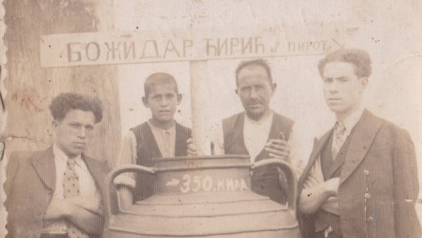 ГЛИНЕНА ИСТОРИЈА МОРАВАЦА: Народни универзитет објавио каталог о старим трстеничким грнчарима ГЛИНЕНА ИСТОРИЈА МОРАВАЦА: Народни универзитет објавио каталог о старим трстеничким грнчарима