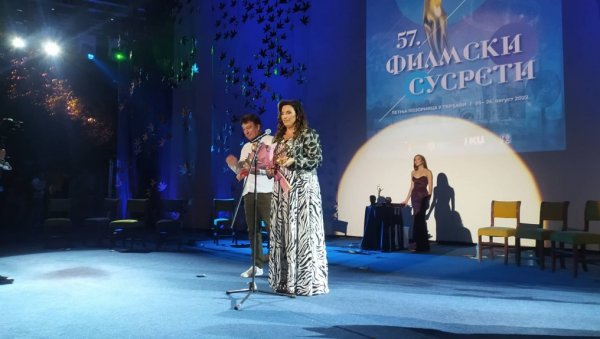 НАЈПОПУЛАРНИЈИ ГЛУМАЧКИ ПАР: Уручена Златна антена Милици Милши и Владану Савићу (ФОТО) НАЈПОПУЛАРНИЈИ ГЛУМАЧКИ ПАР: Уручена Златна антена Милици Милши и Владану Савићу (ФОТО)