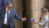 VUČIĆ DAO USTAV NOVINARKI N1: Mi se Ustava striktno držimo (VIDEO) VUČIĆ DAO USTAV NOVINARKI N1: Mi se Ustava striktno držimo (VIDEO)