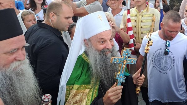 ВЕЛИКИ ДАН ЗА ХЕРЦЕГ НОВИ: Патријарх Порфирије стигао у Савину, велики број верника дочекао поглавара СПЦ (ФОТО/ВИДЕО) ВЕЛИКИ ДАН ЗА ХЕРЦЕГ НОВИ: Патријарх Порфирије стигао у Савину, велики број верника дочекао поглавара СПЦ (ФОТО/ВИДЕО)