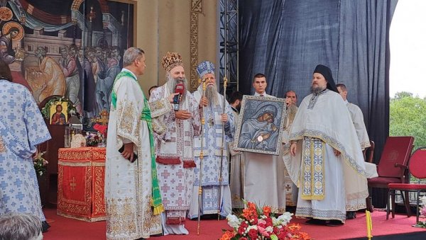 МИТРОПОЛИТ ЈОАНИКИЈЕ ЗАБЛАГОДАРИО ПАТРИЈАРХУ ПОРФИРИЈУ: Донели сте очинску љубав народу у Црној Гори МИТРОПОЛИТ ЈОАНИКИЈЕ ЗАБЛАГОДАРИО ПАТРИЈАРХУ ПОРФИРИЈУ: Донели сте очинску љубав народу у Црној Гори