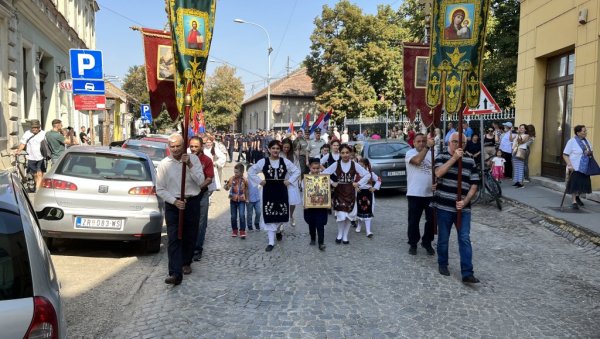 СВЕЧАНА ЛИТИЈЕ ПОВОДОМ СЛАВЕ ГРАДА ЗРЕЊАНИНА: Централним градским улицама прошло више стотина младих СВЕЧАНА ЛИТИЈЕ ПОВОДОМ СЛАВЕ ГРАДА ЗРЕЊАНИНА: Централним градским улицама прошло више стотина младих