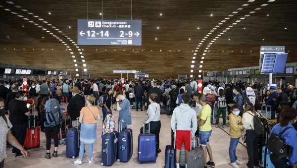 КАКО СПРЕЧИТИ УЛАЗАК ПРЕКО РЕДА: Компанија Америкен ерлајнз тестира нову опрему КАКО СПРЕЧИТИ УЛАЗАК ПРЕКО РЕДА: Компанија Америкен ерлајнз тестира нову опрему