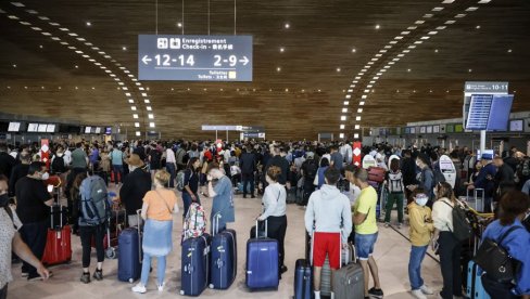 KAKO SPREČITI ULAZAK PREKO REDA: Kompanija Ameriken erlajnz testira novu opremu KAKO SPREČITI ULAZAK PREKO REDA: Kompanija Ameriken erlajnz testira novu opremu