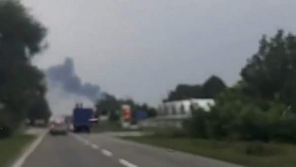 ПОЖАР У ЗЕМУНУ: Гори објекат у Живка Петровића, ватрогасци се боре с ватром ПОЖАР У ЗЕМУНУ: Гори објекат у Живка Петровића, ватрогасци се боре с ватром