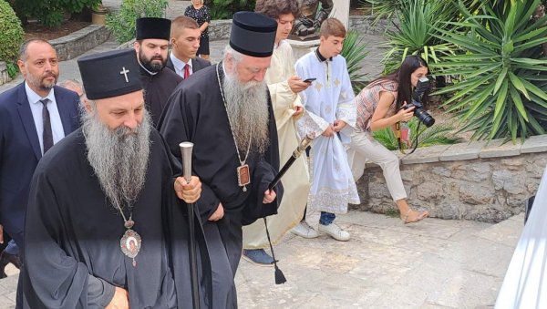 ПАТРИЈАРХ ПОРФИРИЈЕ У ЦРКВИ НА ТОПЛОЈ: Поглавар СПЦ и митрополит Јоаникије обишли светињу и Андрићеву кућу (ФОТО/ВИДЕО) ПАТРИЈАРХ ПОРФИРИЈЕ У ЦРКВИ НА ТОПЛОЈ: Поглавар СПЦ и митрополит Јоаникије обишли светињу и Андрићеву кућу (ФОТО/ВИДЕО)