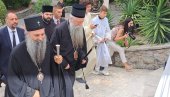 PATRIJARH PORFIRIJE U CRKVI NA TOPLOJ: Poglavar SPC i mitropolit Joanikije obišli svetinju i Andrićevu kuću (FOTO/VIDEO)