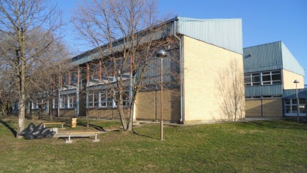 УХВАТИО НАСТАВНИКА ЗА ВРАТ: Инцидент на полагању поправног испита у школи у Бачком Петровцу УХВАТИО НАСТАВНИКА ЗА ВРАТ: Инцидент на полагању поправног испита у школи у Бачком Петровцу