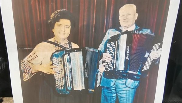 ДА ЛИ СТЕ ЗНАЛИ ПО КОМЕ СУ ПРВИ ЗГЛОБНИ АУТОБУСИ У СРБИЈИ ДОБИЛИ ИМЕ? Један славни брачни пар био је заслужан (ФОТО/ ВИДЕО) ДА ЛИ СТЕ ЗНАЛИ ПО КОМЕ СУ ПРВИ ЗГЛОБНИ АУТОБУСИ У СРБИЈИ ДОБИЛИ ИМЕ? Један славни брачни пар био је заслужан (ФОТО/ ВИДЕО)