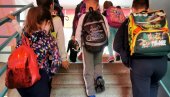 ŠUTIRAJU PATIKE U PLAFON, UDARAJU DRUGOVIMA GLAVU O STO: Nastavnici veoma zabrinuti ponašanjem dece u školi