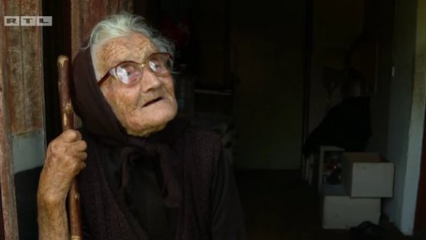 ТУГА У СЕЛУ ДРАГОТИНА КОД ГЛИНЕ: Бака Анкица сваког дана седи у мраку, једе само хлеб и мармеладу (ВИДЕО) ТУГА У СЕЛУ ДРАГОТИНА КОД ГЛИНЕ: Бака Анкица сваког дана седи у мраку, једе само хлеб и мармеладу (ВИДЕО)