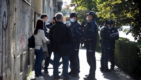 ИЗВРШИТЕЉИ ИСЕЉАВАЈУ ЦЕЛА НАСЕЉА: Здружена акција Кров над главом и адвокати траже измену закона и враћање извршења судовима ИЗВРШИТЕЉИ ИСЕЉАВАЈУ ЦЕЛА НАСЕЉА: Здружена акција Кров над главом и адвокати траже измену закона и враћање извршења судовима