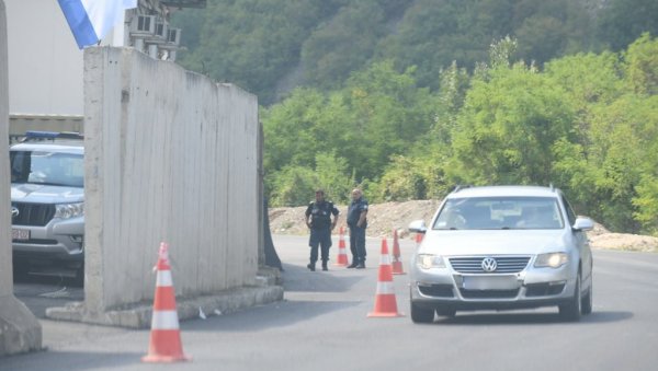 СУБОТИЧКИ АУТОБУС СА 30 ДЕЦЕ ВРАЋЕН СА ПРЕЛАЗА КОНЧУЉ: Полиција тзв. Косова их зауставила због непрописне документације СУБОТИЧКИ АУТОБУС СА 30 ДЕЦЕ ВРАЋЕН СА ПРЕЛАЗА КОНЧУЉ: Полиција тзв. Косова их зауставила због непрописне документације
