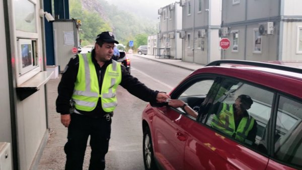 НА ЈАРИЊУ МИРНО, ПОЈАЧАНО ПРИСУСТВО КФОРА: Почела примена споразума о личним документима (ФОТО/ВИДЕО) НА ЈАРИЊУ МИРНО, ПОЈАЧАНО ПРИСУСТВО КФОРА: Почела примена споразума о личним документима (ФОТО/ВИДЕО)