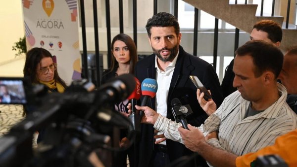 БЕЗБЕДНЕ ЗОНЕ ЗА СИГУРНО ОДРАСТАЊЕ: Градоначелник Шапић посетио звездарске основце БЕЗБЕДНЕ ЗОНЕ ЗА СИГУРНО ОДРАСТАЊЕ: Градоначелник Шапић посетио звездарске основце