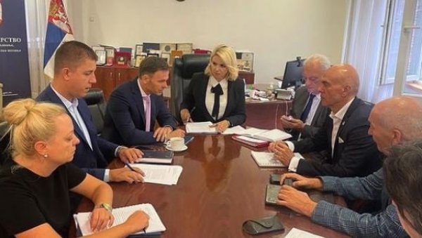 ИЗНОС ПОВЕЋАЊА МИНИМАЛЦА ПОЗНАТ ДО 15. СЕПТЕМБРА: Министар Мали на састанку Социо-економског савета (ФОТО) ИЗНОС ПОВЕЋАЊА МИНИМАЛЦА ПОЗНАТ ДО 15. СЕПТЕМБРА: Министар Мали на састанку Социо-економског савета (ФОТО)