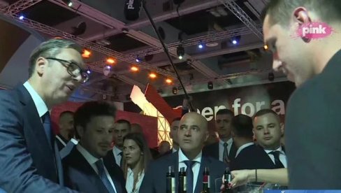 SINE, SIPAJ NAM BARBARESKO: Danilo Vučić na sajmu vina uslužio predstavnike inicijative Otvoreni Balkan