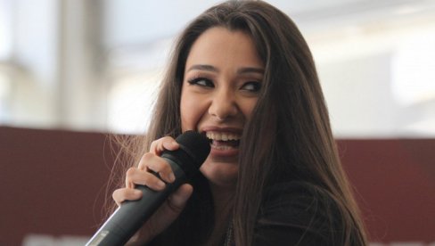 VATRENO IZDANJE: Sanja Vučić svojom pojavom oduševila fanove u Budvi (FOTO)