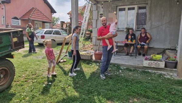 ГРОМ СПАЛИО СВЕ ШТО СУ СТВОРИЛИ: Породица Станковић из Александрова код Ниша, избегла са Косова, у пожару изгубила дом ГРОМ СПАЛИО СВЕ ШТО СУ СТВОРИЛИ: Породица Станковић из Александрова код Ниша, избегла са Косова, у пожару изгубила дом
