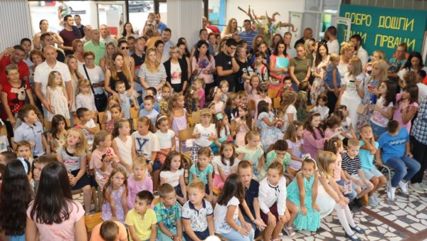МОБИЛНИ САМО УЗ ДОЗВОЛУ НАСТАВНИКА: Нова школска година у Српској доноси новине око употребе телефона МОБИЛНИ САМО УЗ ДОЗВОЛУ НАСТАВНИКА: Нова школска година у Српској доноси новине око употребе телефона