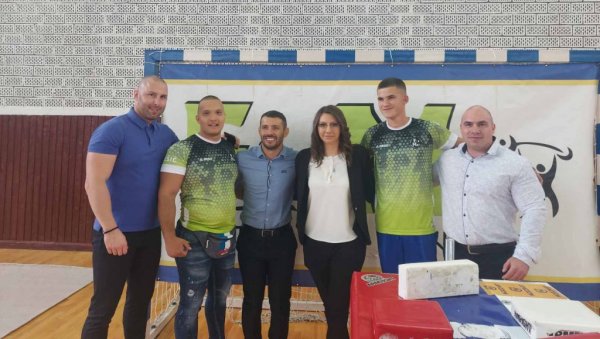 МАЛИ САЈАМ СПОРТА У ТРСТЕНИКУ: Малишани се опробали у разним дисциплинама (ФОТО) МАЛИ САЈАМ СПОРТА У ТРСТЕНИКУ: Малишани се опробали у разним дисциплинама (ФОТО)