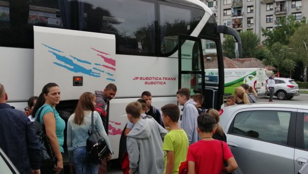 СРПСКА ДЕЦА ИШЛА ПЕШАКА ПРЕКО КОНЧУЉА: Албански полицајци покушали да спрече одлазак малишана са КиМ у посету вршњацима у Војводини (ФОТО) СРПСКА ДЕЦА ИШЛА ПЕШАКА ПРЕКО КОНЧУЉА: Албански полицајци покушали да спрече одлазак малишана са КиМ у посету вршњацима у Војводини (ФОТО)