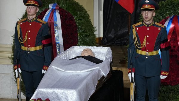 ЧУЈУ СЕ ЗВУЦИ МУЗИКЕ ИЗ ФИЛМА ШИНДЛЕРОВА ЛИСТА: Опроштај од Горбачова – грађани одају пошту последњем совјетском лидеру (ФОТО) ЧУЈУ СЕ ЗВУЦИ МУЗИКЕ ИЗ ФИЛМА ШИНДЛЕРОВА ЛИСТА: Опроштај од Горбачова – грађани одају пошту последњем совјетском лидеру (ФОТО)