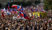 PRAG USTAO PROTIV EU I NATO: Čak 70.000 ljudi izašlo na ulice zbog cena energenata (FOTO/VIDEO)